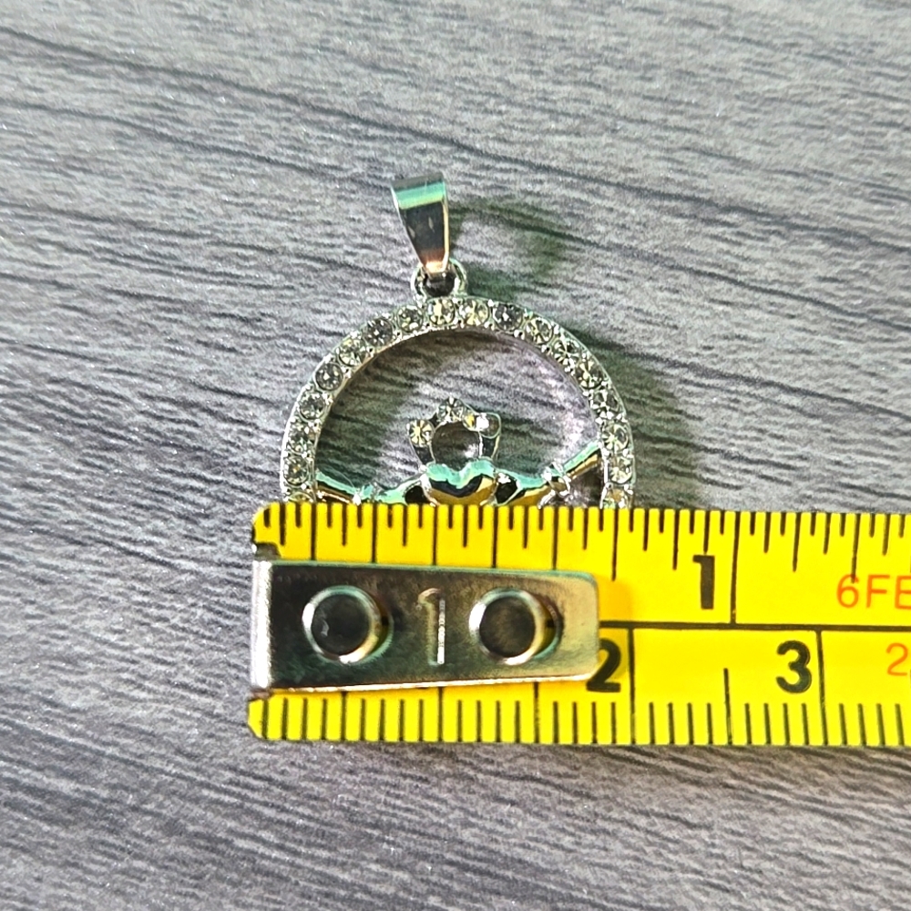 Claddagh Circle Charm NWOT New Without Tags Silvertone Bling Jewelry Irish Heart - Picture 4 of 5